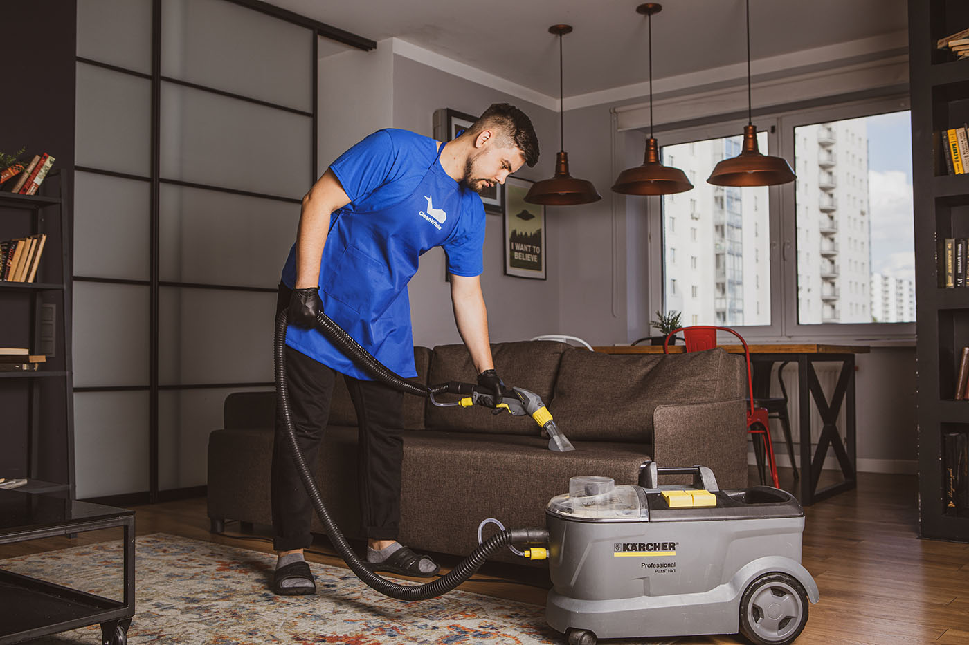 Polsterreinigung eines zweisitzigen Sofas